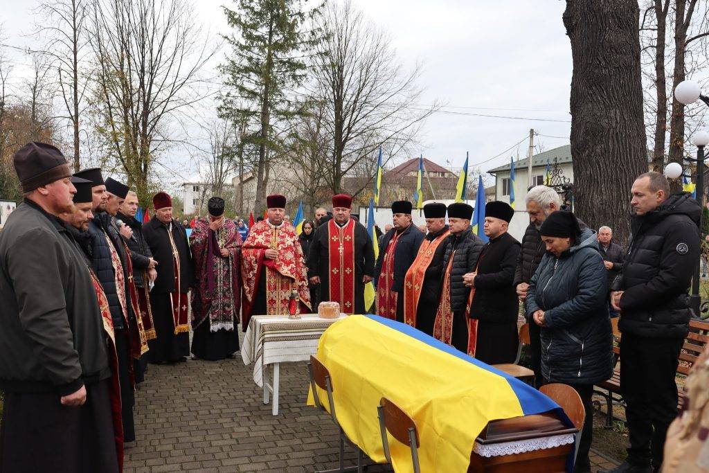 Мешканці Прикарпаття зі сльозами та на колінах зустріли земляка-героя Дмитра Дмитрюка