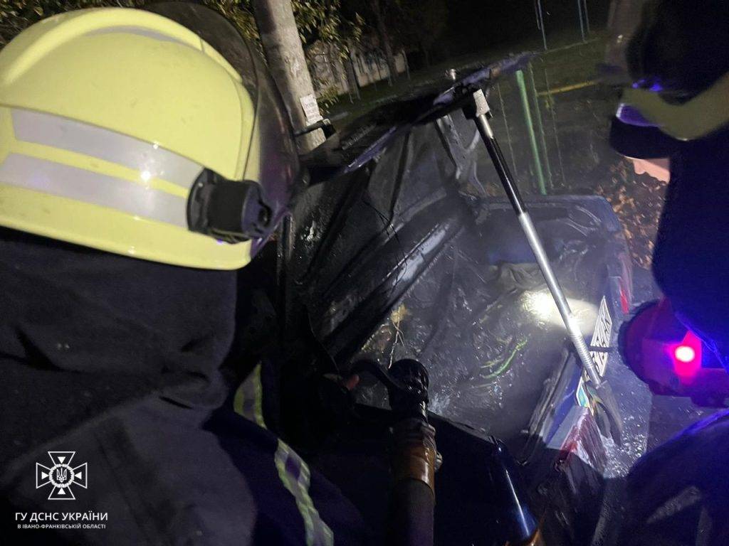 Рятувальники Франківщини ліквідували наслідки ДТП та пожежу автомобіля: є постраждалі