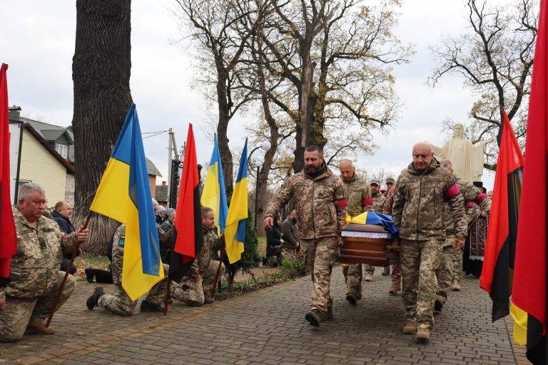 Мешканці Прикарпаття зі сльозами та на колінах зустріли земляка-героя Дмитра Дмитрюка