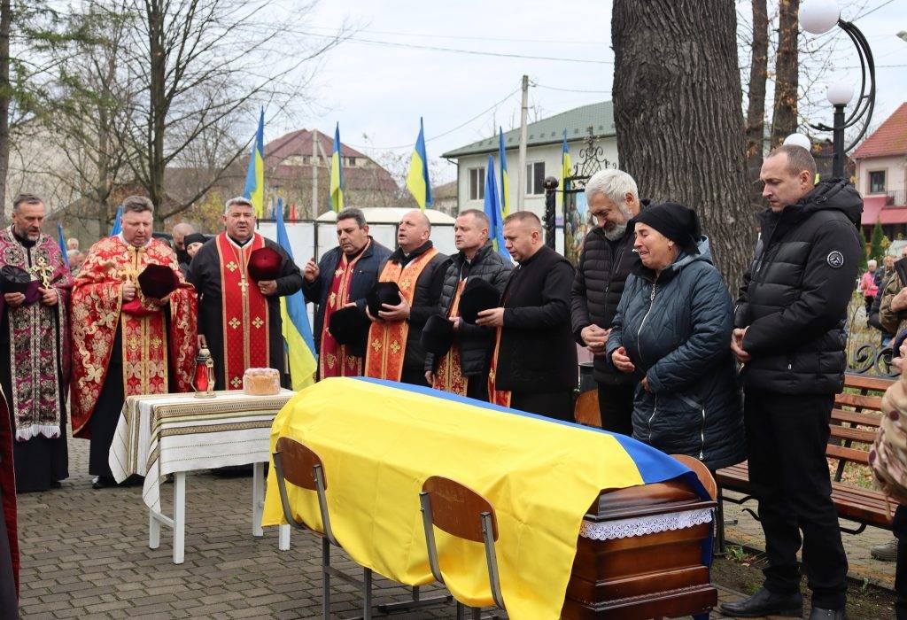 Мешканці Прикарпаття зі сльозами та на колінах зустріли земляка-героя Дмитра Дмитрюка