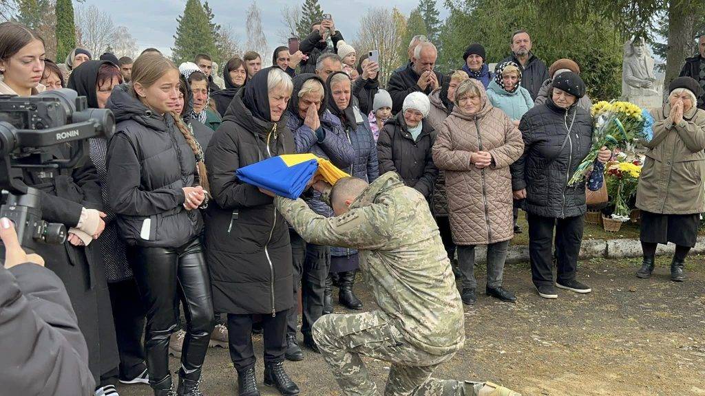 Мешканці Надвірної провели в останню земну дорогу мужнього воїна Ігоря Яцка