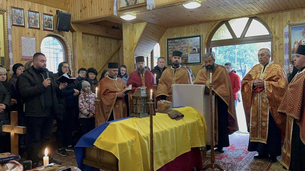 Мешканці Надвірної провели в останню земну дорогу мужнього воїна Ігоря Яцка