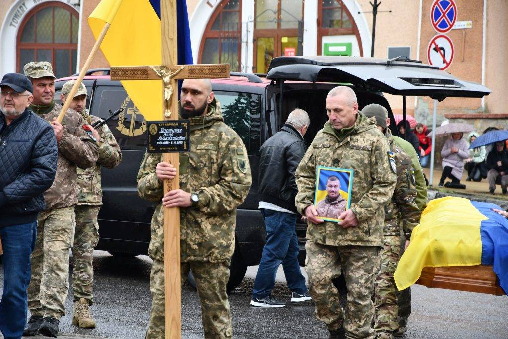 Рогатинщина на колінах проводжала в останню дорогу загиблого воїна Ігоря Мартиняка