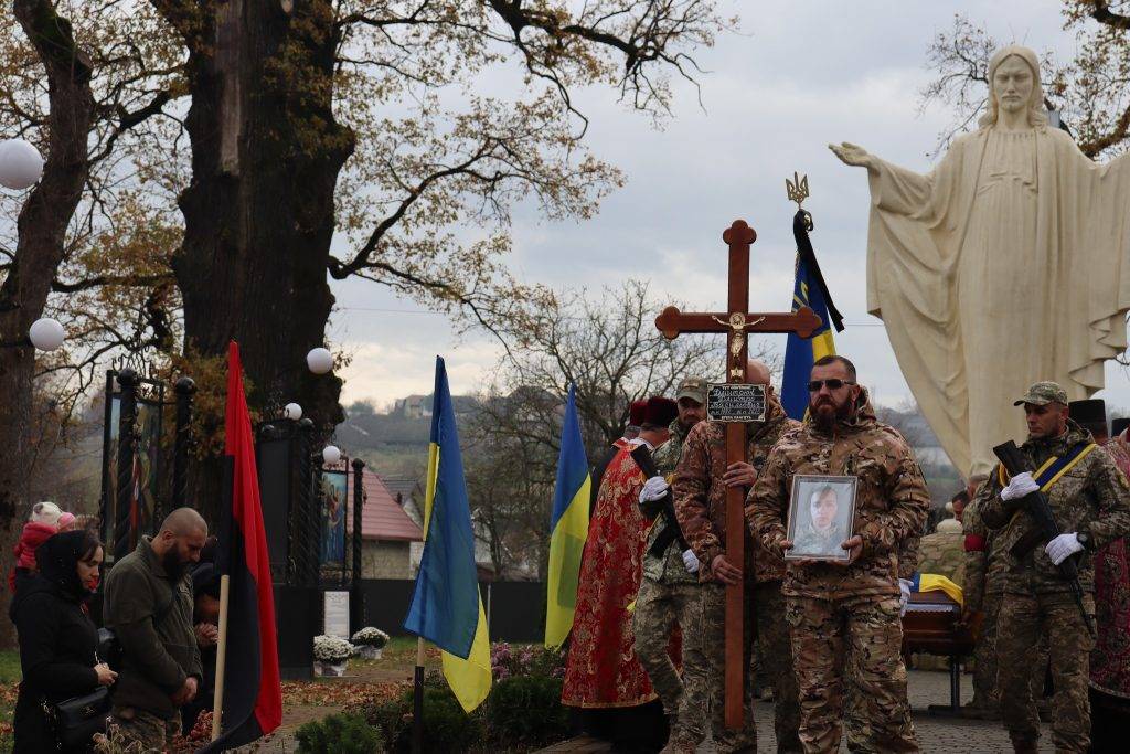 Мешканці Прикарпаття зі сльозами та на колінах зустріли земляка-героя Дмитра Дмитрюка