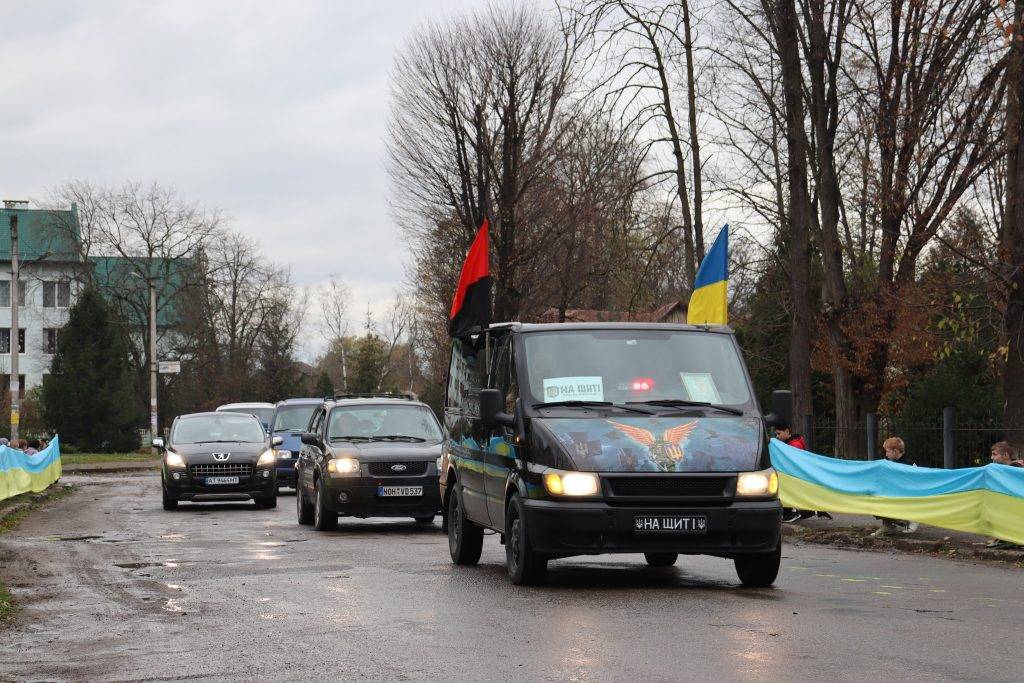 Мешканці Прикарпаття зі сльозами та на колінах зустріли земляка-героя Дмитра Дмитрюка