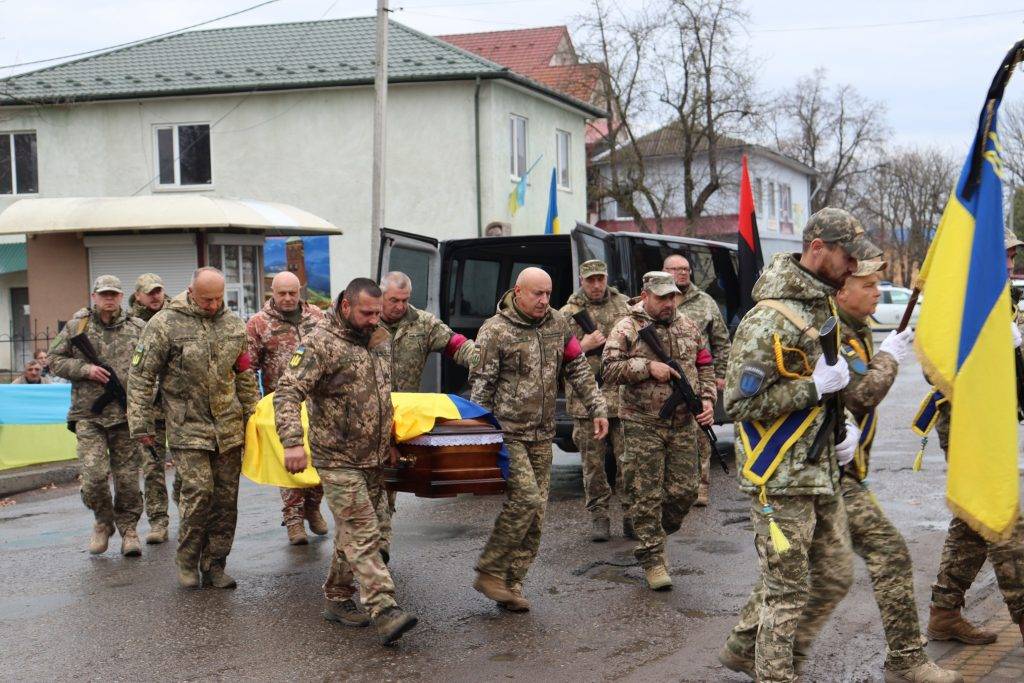 Мешканці Прикарпаття зі сльозами та на колінах зустріли земляка-героя Дмитра Дмитрюка