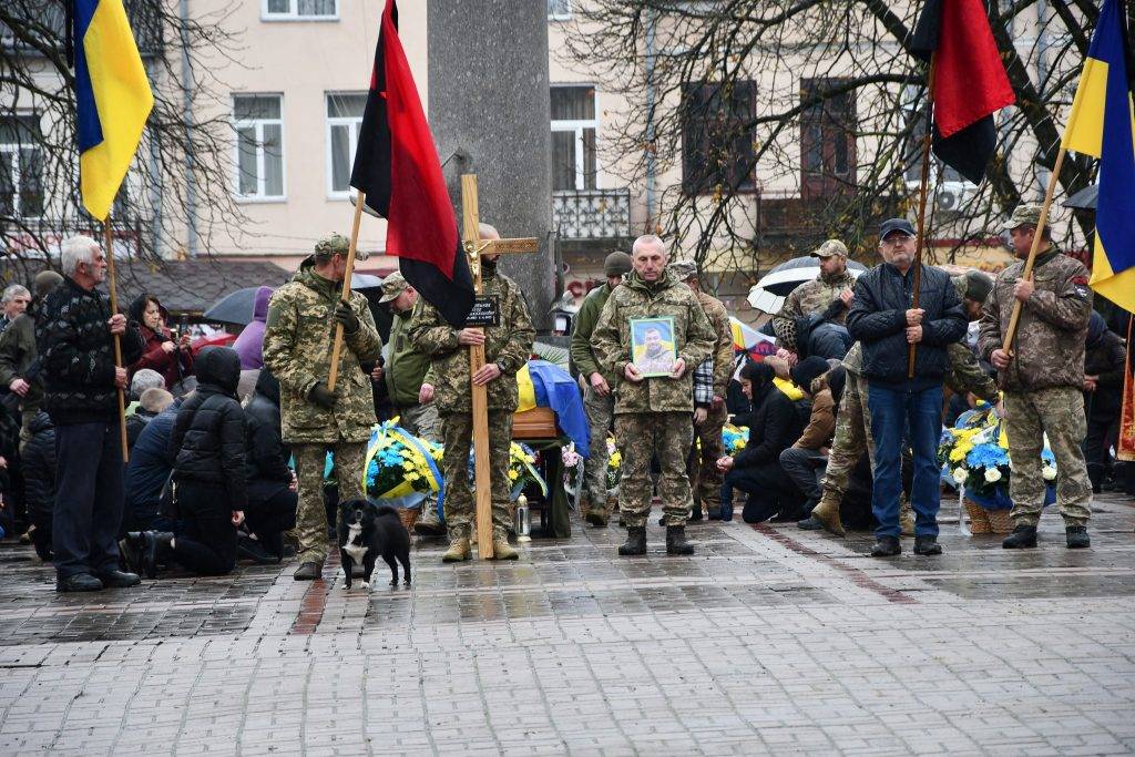 Рогатинщина на колінах проводжала в останню дорогу загиблого воїна Ігоря Мартиняка