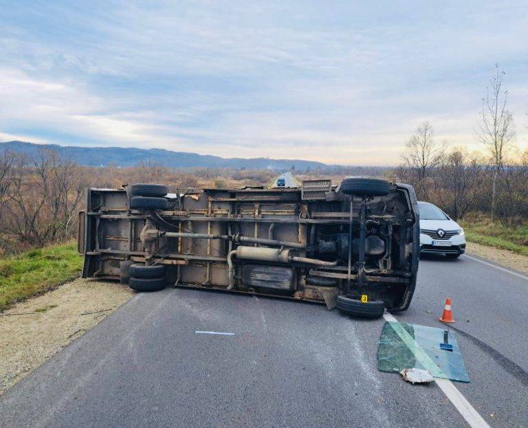 На Прикарпатті у жахливій автотрощі за участі вантажівки та автобуса постраждали п'ятеро людей