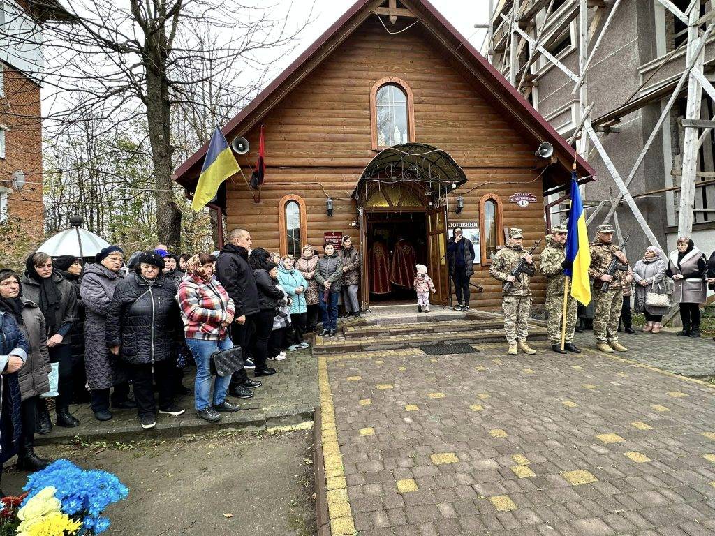 Мешканці Надвірної провели в останню земну дорогу мужнього воїна Ігоря Яцка