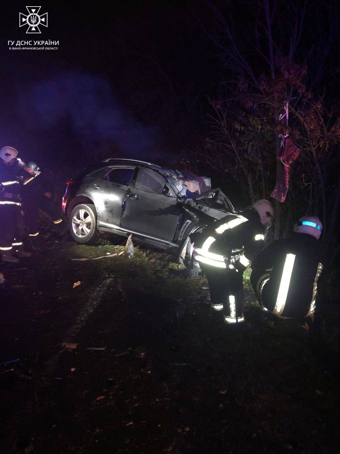 Рятувальники Франківщини ліквідували наслідки ДТП та пожежу автомобіля: є постраждалі