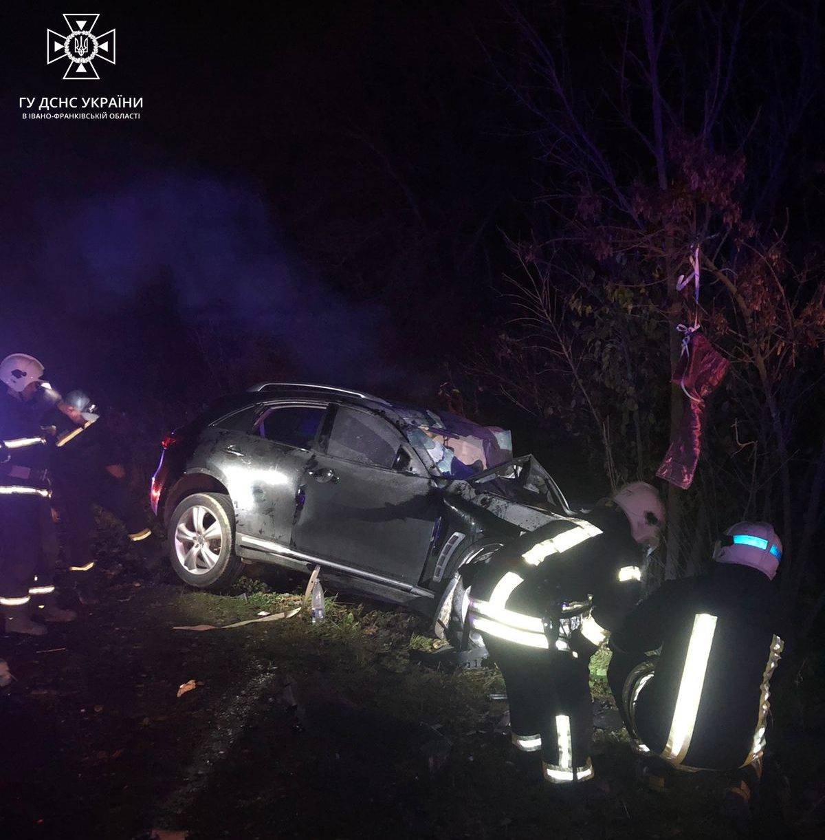 Рятувальники Франківщини ліквідували наслідки ДТП та пожежу автомобіля: є постраждалі