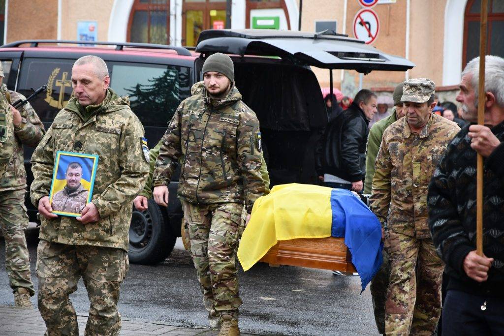 Рогатинщина на колінах проводжала в останню дорогу загиблого воїна Ігоря Мартиняка