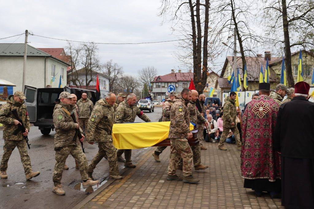 Мешканці Прикарпаття зі сльозами та на колінах зустріли земляка-героя Дмитра Дмитрюка