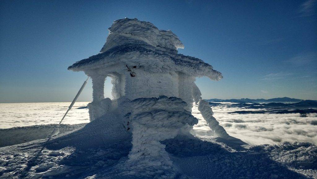 Рятувальники попереджають про лавинну небезпеку в Карпатах