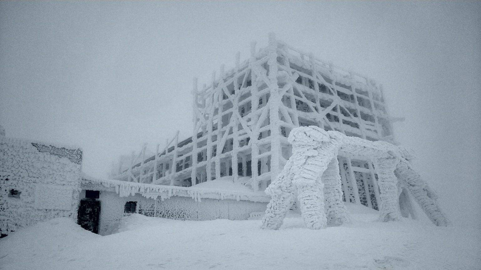 У Карпатах - справжня зима: сніжить та вдарив мороз