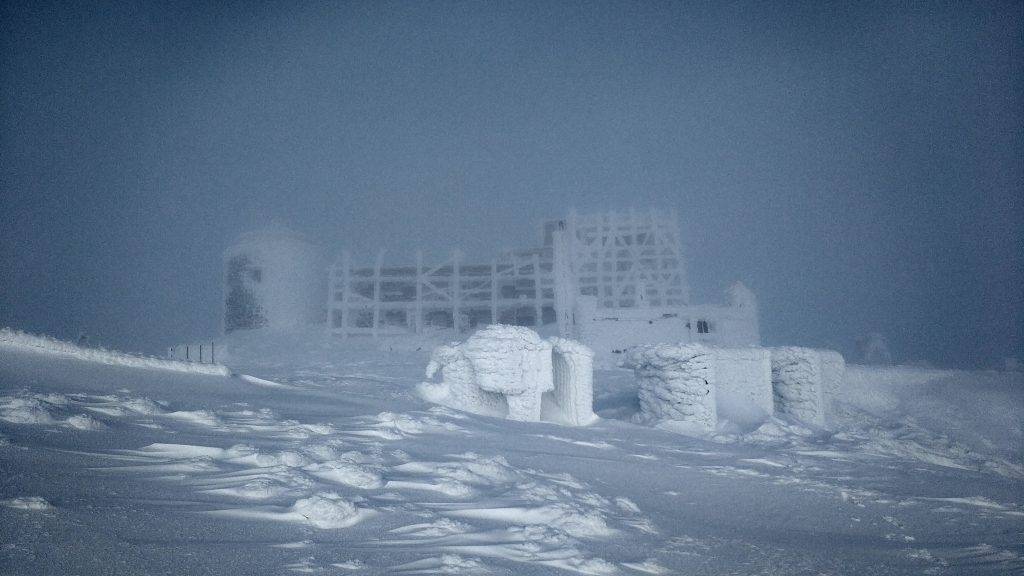 У Карпатах – туманно, тримається мороз, снігом вкрило нацпарк "Синевир"