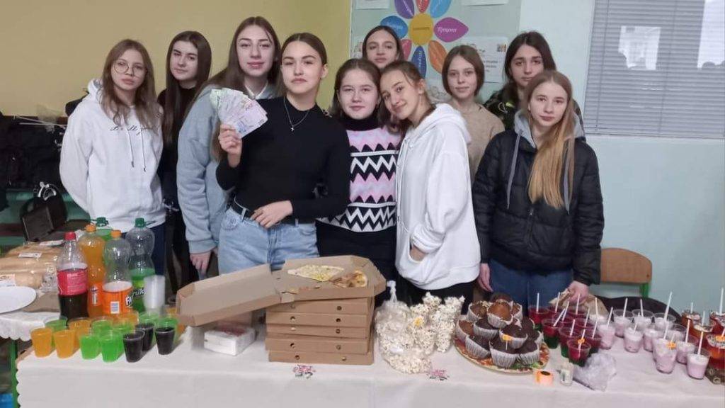 Калуські ліцеїсти вторгували на ярмарку 34 тисячі для військових