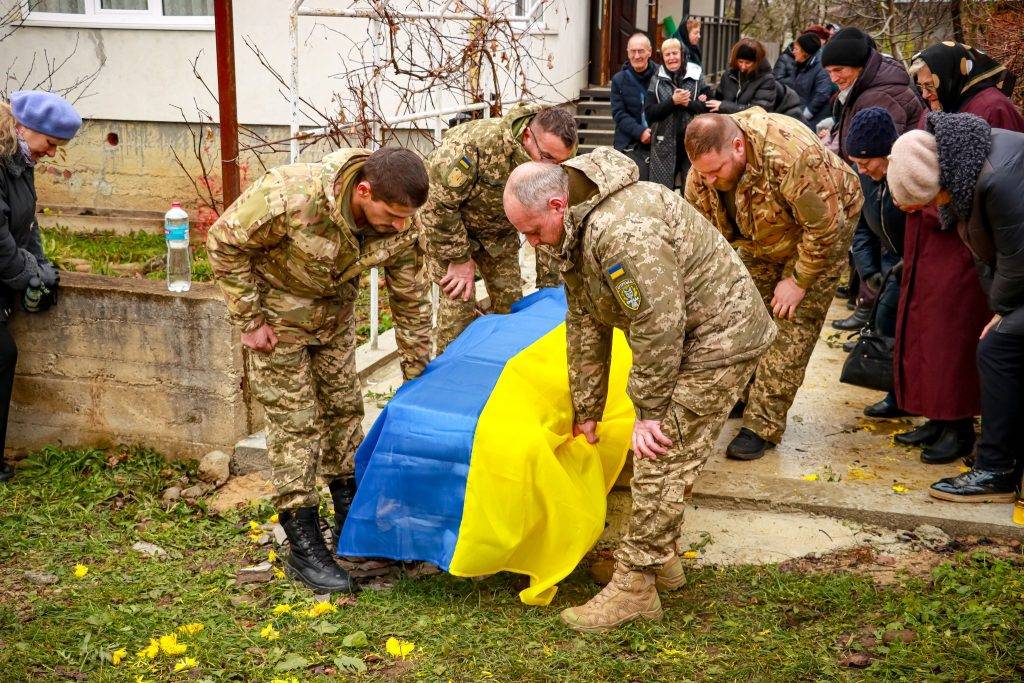 У Рожнятівській громаді попрощалися із воїном Андрієм Пилипівим