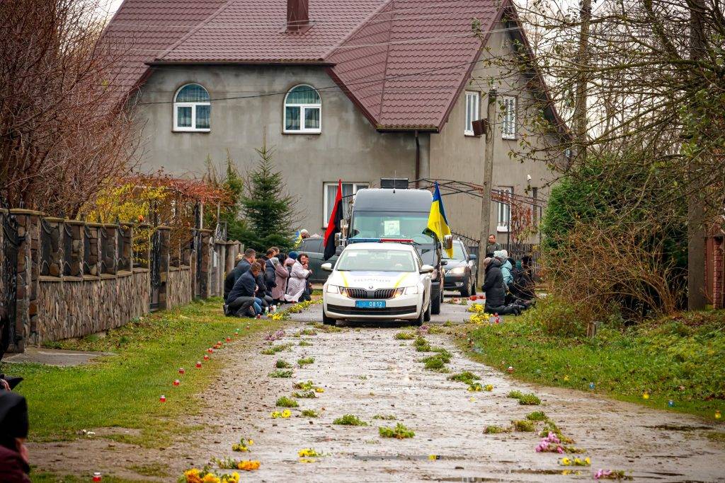 У Рожнятівській громаді попрощалися із воїном Андрієм Пилипівим