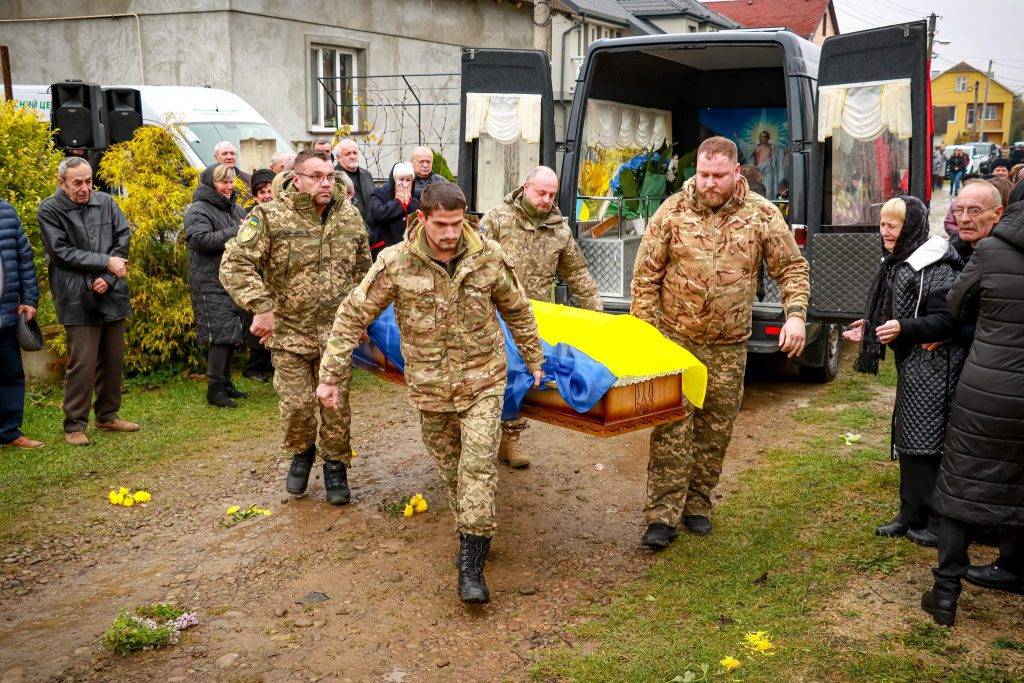 У Рожнятівській громаді попрощалися із воїном Андрієм Пилипівим