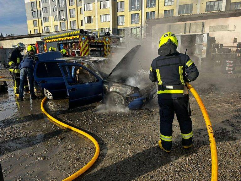 Рятувальники ліквідували пожежу автомобіля у Франківську