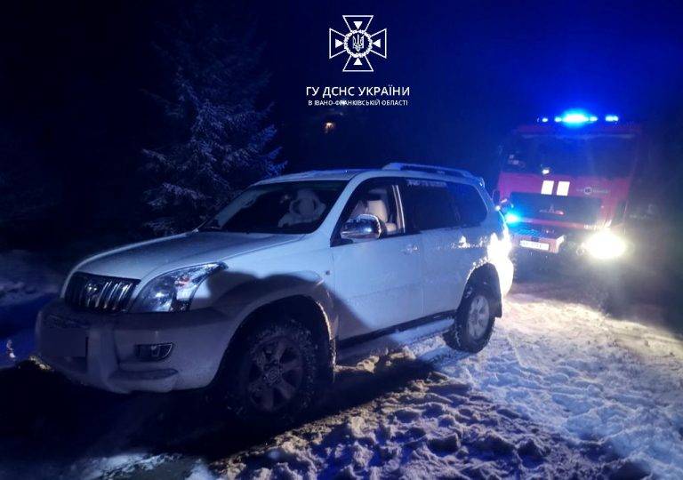 На Верховинщині рятувальники витягнули автівку із засніженої ділянки дороги