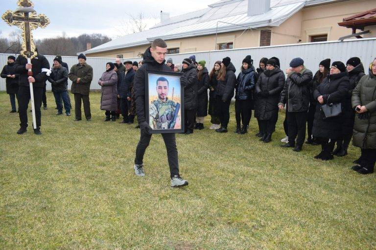 На Прикарпатті з почестями поховали загиблого 24-річного бійця Назарія Маковійчука