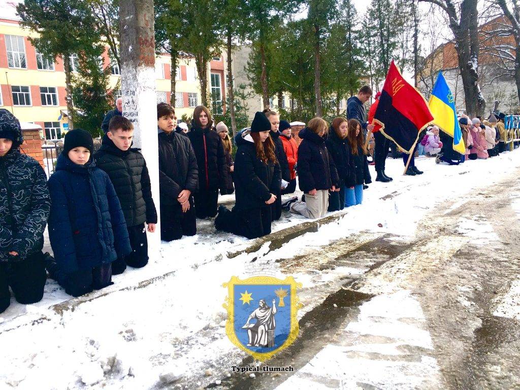 У Тлумачі попрощалися з полеглим військовим Володимиром Карвацьким ФОТО