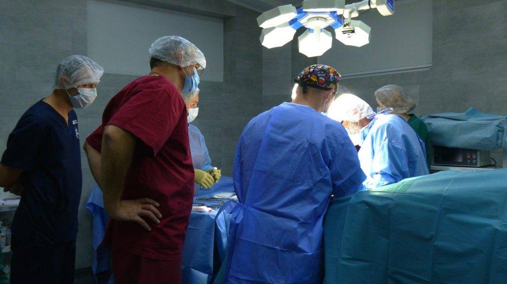 На Прикарпатті німецькі та українські хірурги намагаються врятувати ногу військовому. ФОТО