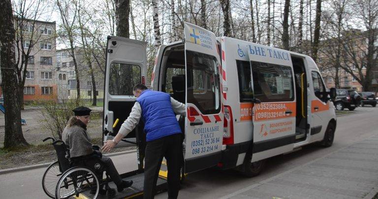 Для ВПО Франківська та трьох громад області запрацювало соціальне таксі