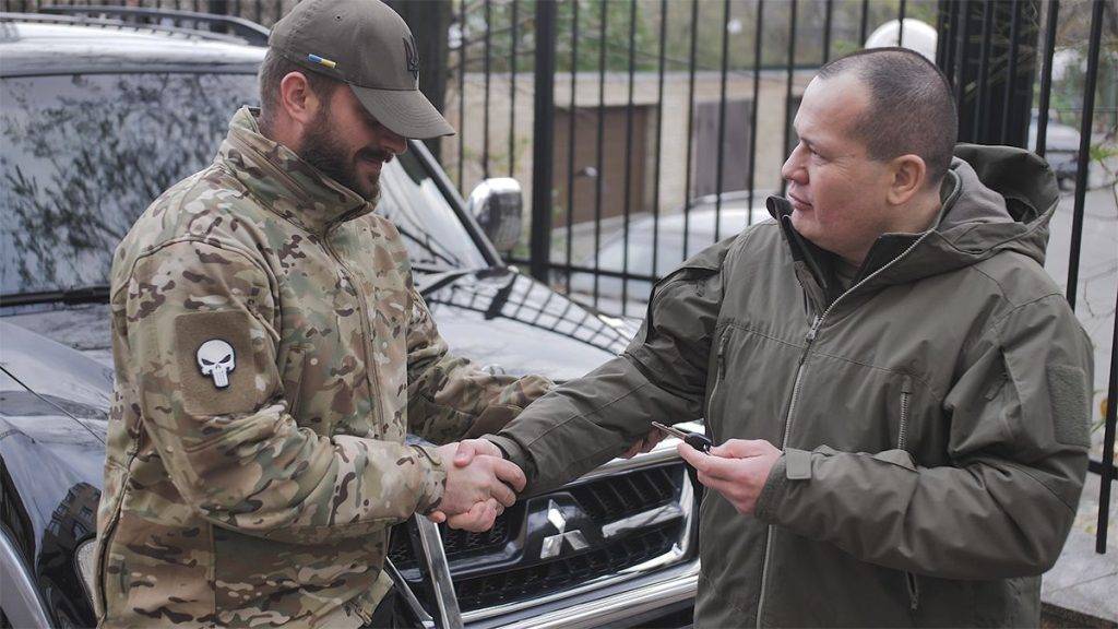 Позашляховик для виконання спецзавдань, - «Українська команда» передала чергове авто розвідникам