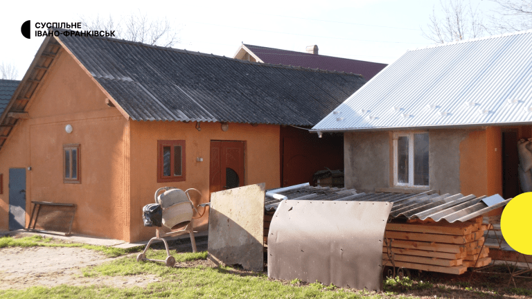 У Снятинській громаді ремонтують будинок, в який влучив уламок російської ракети