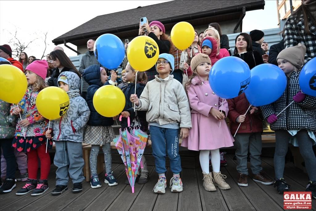 Франківська гімназія влаштувала масштабний ярмарок на підтримку ЗСУ