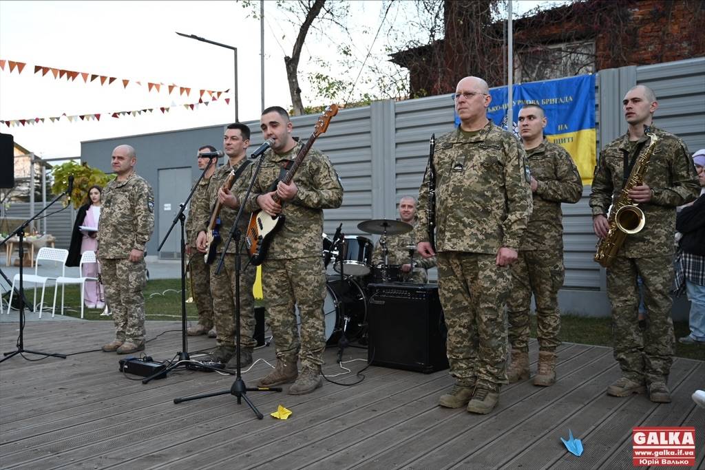 Франківська гімназія влаштувала масштабний ярмарок на підтримку ЗСУ