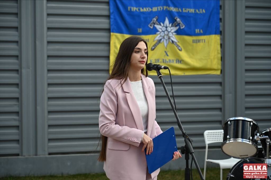 Франківська гімназія влаштувала масштабний ярмарок на підтримку ЗСУ