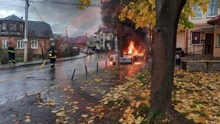 Зранку в Коломиї горіла автівка. ФОТО