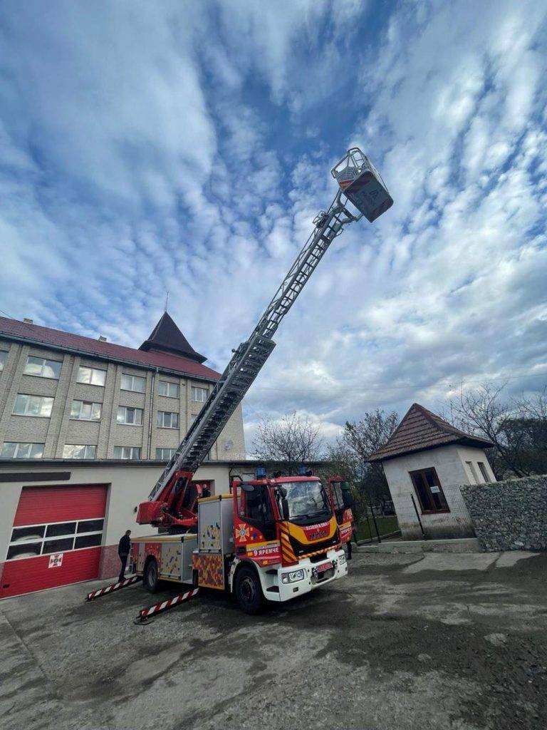 Франківські рятувальники отримали 32-метрову пожежну автодрабину. ФОТО
