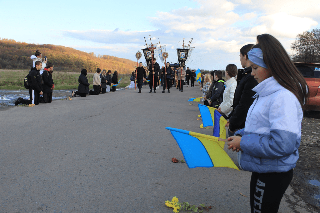 На Прикарпатті велелюдним живим коридором зустріли захисника Дмитра Ляуша