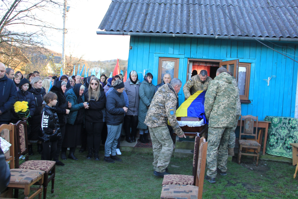 На Прикарпатті велелюдним живим коридором зустріли захисника Дмитра Ляуша