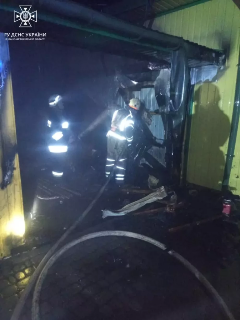 Прикарпатські пожежники врятували від вогню магазин та житлові будинки