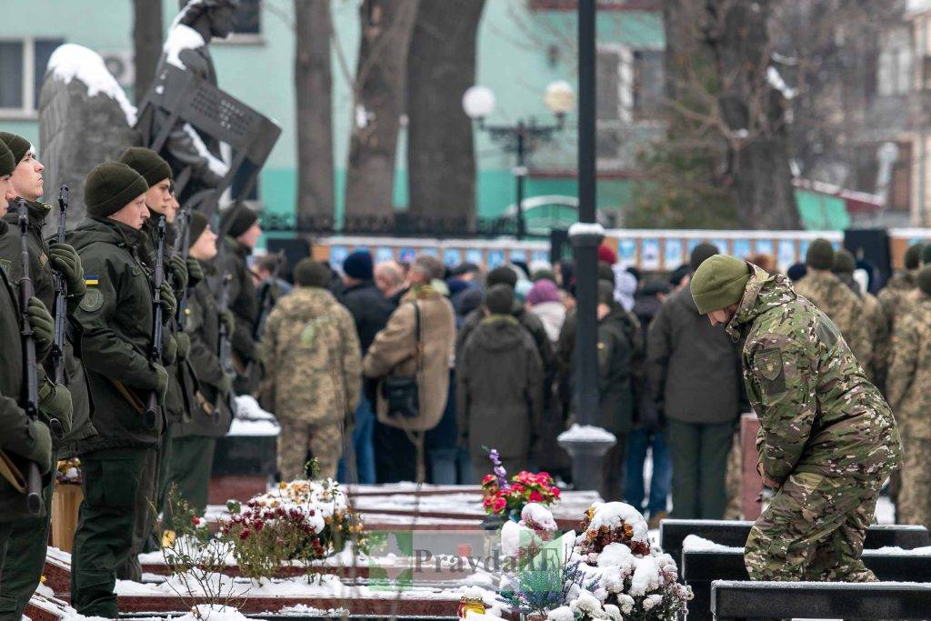 У Івано-Франківську рідним загиблих воїнів вручили посмертні нагороди