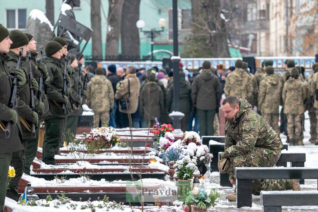 У Івано-Франківську рідним загиблих воїнів вручили посмертні нагороди