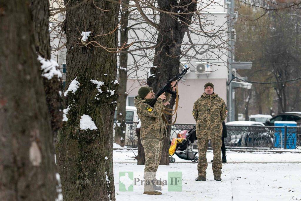 У Івано-Франківську рідним загиблих воїнів вручили посмертні нагороди