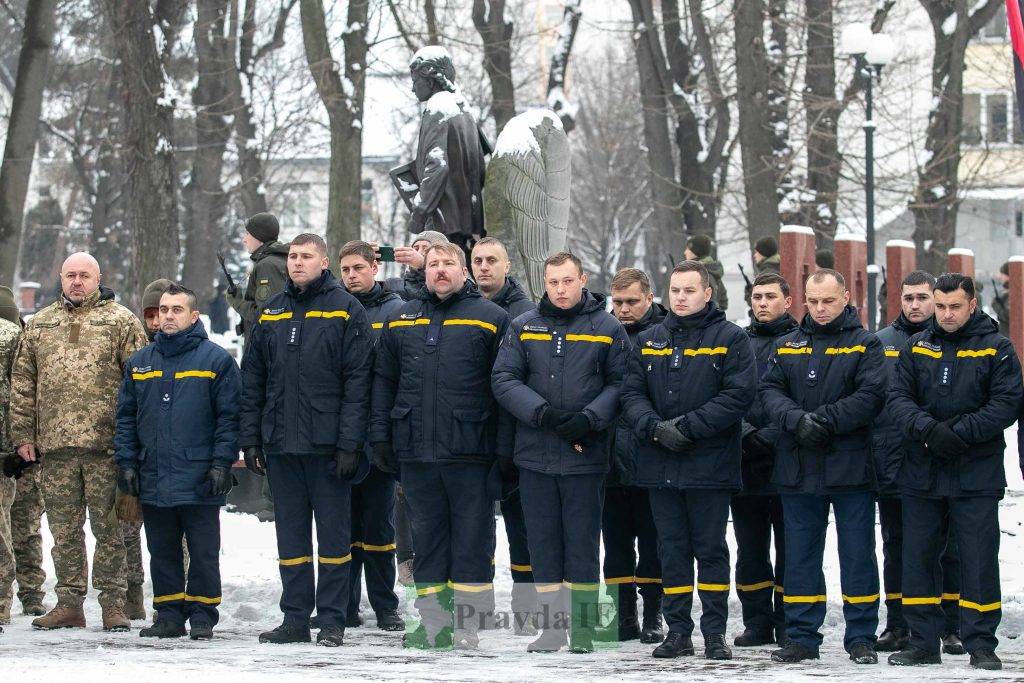 У Івано-Франківську рідним загиблих воїнів вручили посмертні нагороди