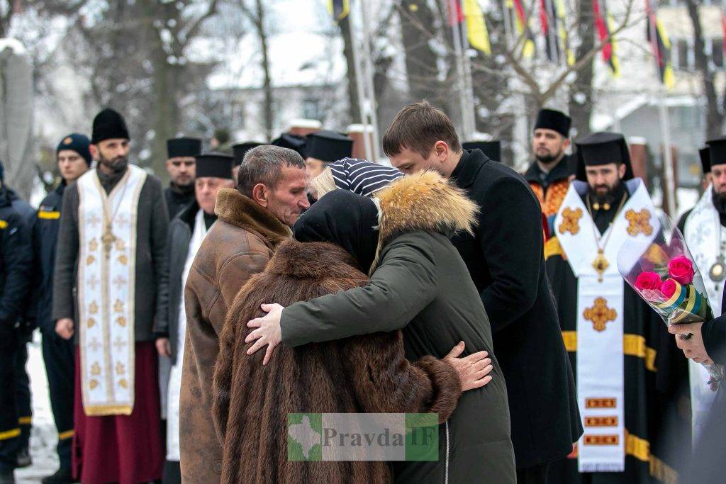 У Івано-Франківську рідним загиблих воїнів вручили посмертні нагороди