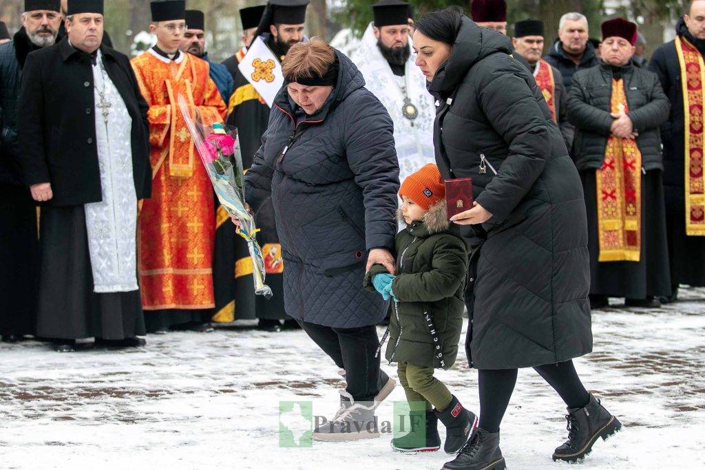 У Івано-Франківську рідним загиблих воїнів вручили посмертні нагороди