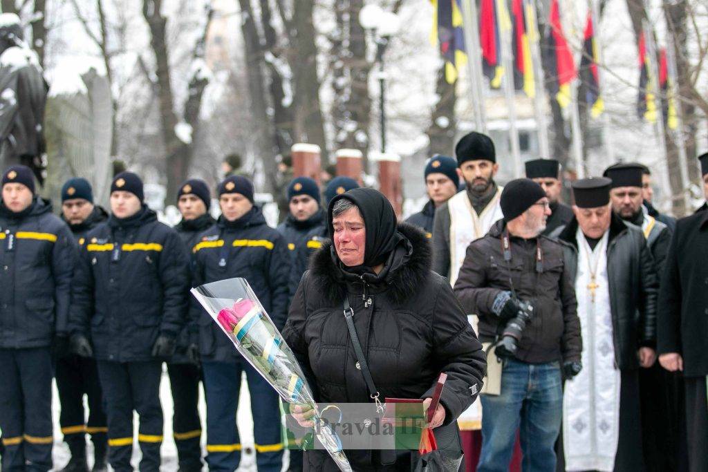 У Івано-Франківську рідним загиблих воїнів вручили посмертні нагороди