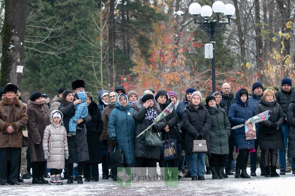 У Івано-Франківську рідним загиблих воїнів вручили посмертні нагороди