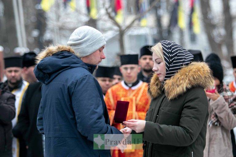 У Івано-Франківську рідним загиблих воїнів вручили посмертні нагороди