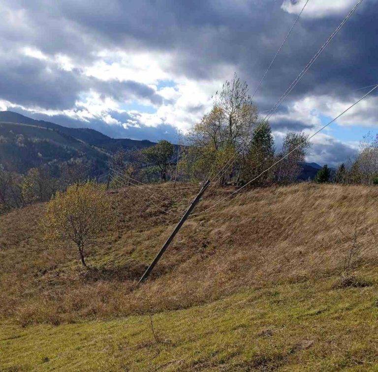 Прикарпатські енергетики завершують заміну пошкоджених у горах опор